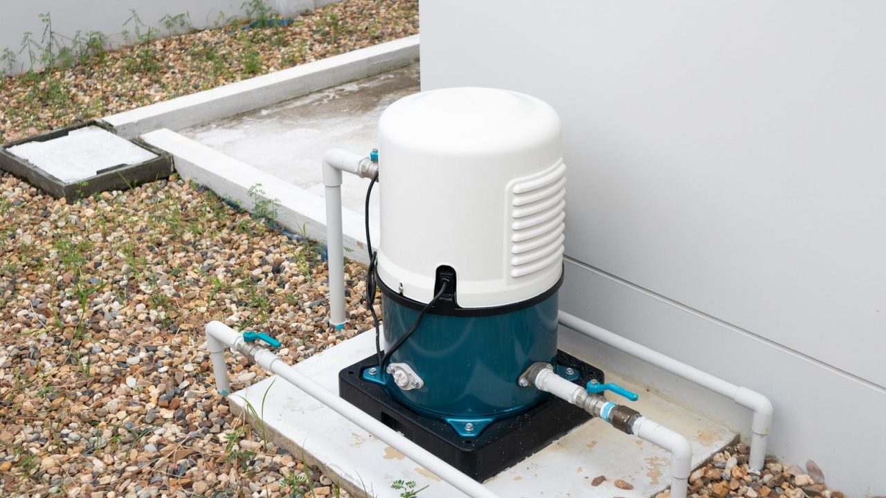 Outdoor automatic pump set with pressure vessel and piping