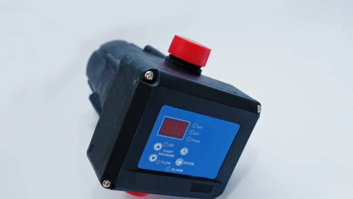 Automatic flow switch controller mounted on pump discharge fitting